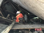 贵州纳雍县发生山体滑坡，消防紧急出动救援。钟欣 摄 - 贵州新闻