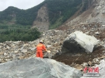贵州纳雍县发生山体滑坡，消防紧急出动救援。钟欣 摄 - 贵州新闻