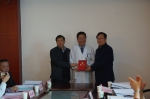 杨云理事长（右）、刘健院长（左）共同为郭晖颁发聘任证书.jpg - 残疾人联合会