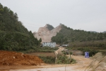 在高速路边就可以看到丹寨县亢家砂石厂裸露的山体.JPG - 环保局厅