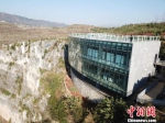 贵州百米崖壁上建成中国首个“悬浮美术馆” - 贵州新闻