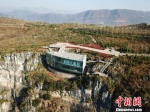 贵州百米崖壁上建成中国首个“悬浮美术馆” - 贵州新闻