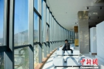 贵州百米崖壁上建成中国首个“悬浮美术馆” - 新华