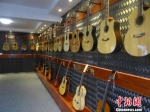 探访中国西部山区的吉他“世界工厂” - 贵州新闻