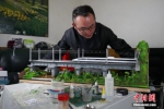 铁路员工制作高铁场景模型 “致敬”渝贵铁路通车 - 贵州新闻
