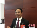 贵州省人大代表张明富接受媒体采访。　刘鹏　摄 - 贵州新闻