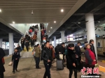 归乡者在贵阳北站搭乘高铁回家。　刘鹏 摄 - 贵州新闻