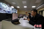 图为林超在车站综控室监看高铁旅客服务系统。吴吉斌 摄 - 贵州新闻