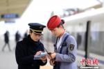 　图为吴夏璐和高铁列车长办理重点事项交接。吴吉斌 摄 - 贵州新闻