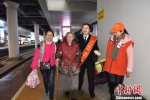 “多彩黔行”工作人员和青年志愿者帮助重点旅客。　郑智斌 摄 - 贵州新闻