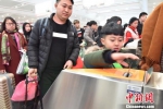 　　一名小旅客正在通过验票闸机。　郑智斌 摄 - 贵州新闻