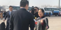 图为2日下午，贵州代表团抵达北京，接受记者采访。 - 贵州新闻