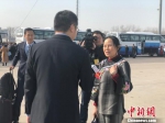 图为2日下午，贵州代表团抵达北京，接受记者采访。 - 贵州新闻