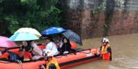 图为贵州都匀消防部门救援受灾民众。　王祯东 摄 - 贵州新闻