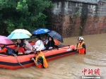 图为贵州都匀消防部门救援受灾民众。　王祯东 摄 - 贵州新闻