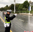 民警在贵阳市观山湖区林城东路冒雨指挥交通。 - 贵州新闻