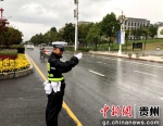 民警在贵阳市观山湖区林城东路冒雨指挥交通。 - 贵州新闻