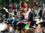 图为从江岜沙苗寨女孩在进行刺绣。袁超 摄 - 贵州新闻