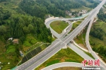 航拍建成通车的贵州织金至普定高速公路。中新社记者 贺俊怡 摄 - 贵州新闻
