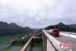 航拍建成通车的贵州织金至普定高速公路。中新社记者 贺俊怡 摄 - 贵州新闻