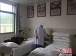 村民在余庆县龙溪镇苏羊村卫生计生服务室接受理疗治疗。　张伟 摄 - 贵州新闻