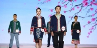 融入时尚元素的民族服饰展示。　廖迅 摄 - 贵州新闻