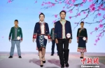 融入时尚元素的民族服饰展示。　廖迅 摄 - 贵州新闻