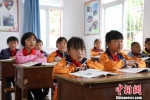 资料图：毕节黔西县金兰镇乡村小学学生在上课。瞿宏伦 摄 - 贵州新闻