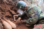 中国人民解放军南部战区陆军云南扫雷大队在雷场排除炮弹。　黄巧 摄 - 贵州新闻