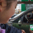 贵阳西收费站一驾驶员正通过微信支付高速公路通行费。 - 贵州新闻