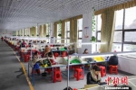 资料图：贵州玉屏搬迁安置点建起“扶贫微工厂”。　瞿宏伦　摄 - 贵州新闻