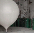 贵阳市高空气象探测站高级工程师闵昌红正在为探空气球灌装氢气　曾实　摄 - 贵州新闻
