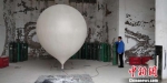 贵阳市高空气象探测站高级工程师闵昌红正在为探空气球灌装氢气　曾实　摄 - 贵州新闻