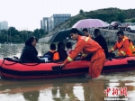图为25日贵阳遭遇暴雨致低洼处被淹，消防员展开救援。贵阳消防救援支队供图 - 贵州新闻