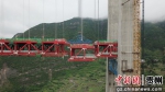 5月30日，贵州习水，世界山区峡谷第一高塔悬索桥——赤水河大桥最后一节钢桁梁正在拼装。赤水 - 贵州新闻