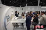 图为2019世界华侨华人社团联谊大会代表团参访高端医疗影像设备。　贺俊怡 摄 - 贵州新闻