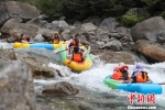 图为游客在贵州施秉杉木河体验漂流。　贺俊怡 摄 - 贵州新闻