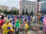 泼水狂欢舞水龙 贵州平塘以节会为媒助力脱贫攻坚 - 贵州新闻