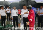 2 副省长王世杰在活动现场听取应急人员对救援器材的功能介绍.jpg - 贵州新闻图片网
