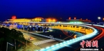 夜幕下的贵阳机场。　聂勇罡 摄 - 贵州新闻