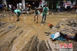 沿河县民众处理街道淤泥。沿河县委宣传部供图 - 贵州新闻