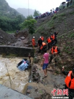 救援人员帮助受困车辆。沿河县委宣传部 供图 - 贵州新闻