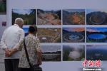 　图为两位老人在观看FAST从选址到建成启用的影像。贺俊怡 摄 - 贵州新闻