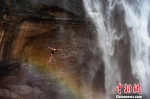 图为在贵州赤水举行的瀑布跳水精英赛。贺俊怡 摄 - 贵州新闻