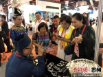 非遗展示吸引台湾客商驻足了解。 - 贵州新闻