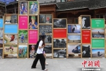 图为2019第三届“故乡的路”中国少数民族摄影师获奖作品展吸引参观者观看。　瞿宏伦 摄 - 贵州新闻