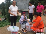 图为朱琼苏和朱桂嫦在给现场救援人员送餐。刘鹏摄 - 贵州新闻