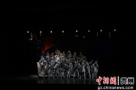 红色题材话剧《雄关漫道》专场演出开幕。蒲文思 摄 - 贵州新闻