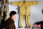 　图为邰秀通在黑龙江乌苏里江地区收集的赫哲族鱼皮衣。罗禹摄 - 贵州新闻