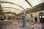 　图为推介会上具有遵义市地方特色的文化演出——肩上芭蕾表演。　李克 摄 - 贵州新闻